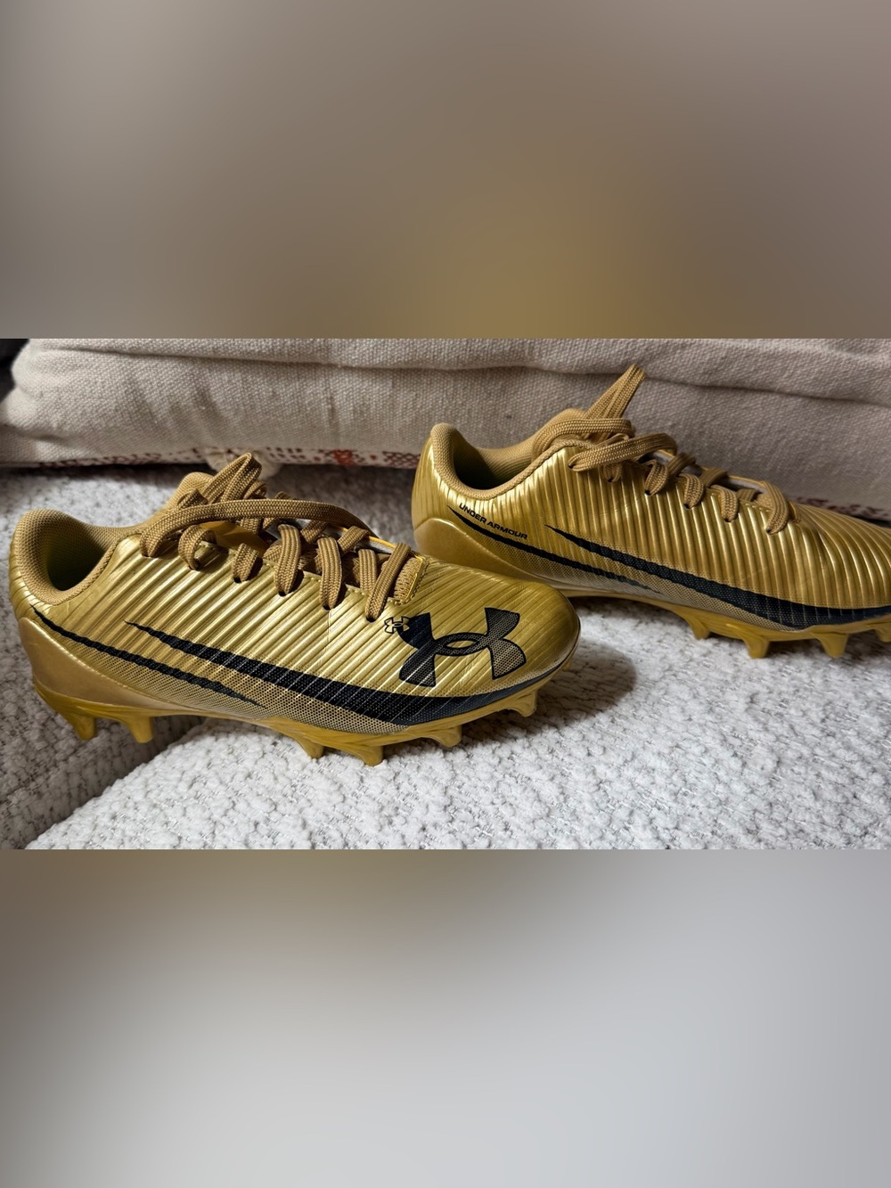 Under Armour Kids Size 2 Gold Cleats with Black Logo - Picture 3 of 6